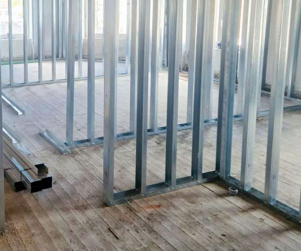 pose de la structure d'une cloison