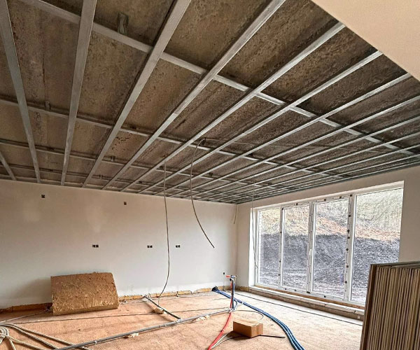 pose d'un faux-plafond dans une nouvelle construction