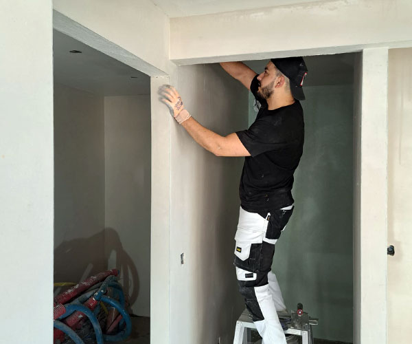 plafonneur travaillant dans une maison à Marche-en-Famenne