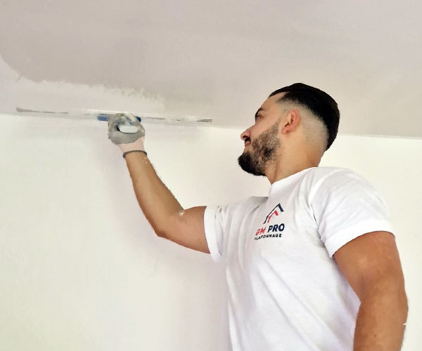 pose d'enduit airless sur un plafond par un plafonneur à Marche-en-Famenne